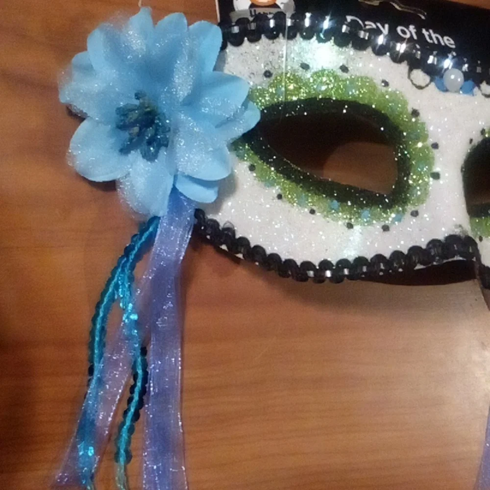 NWT Halloween/Mardi gras blue/white glitter adult mask